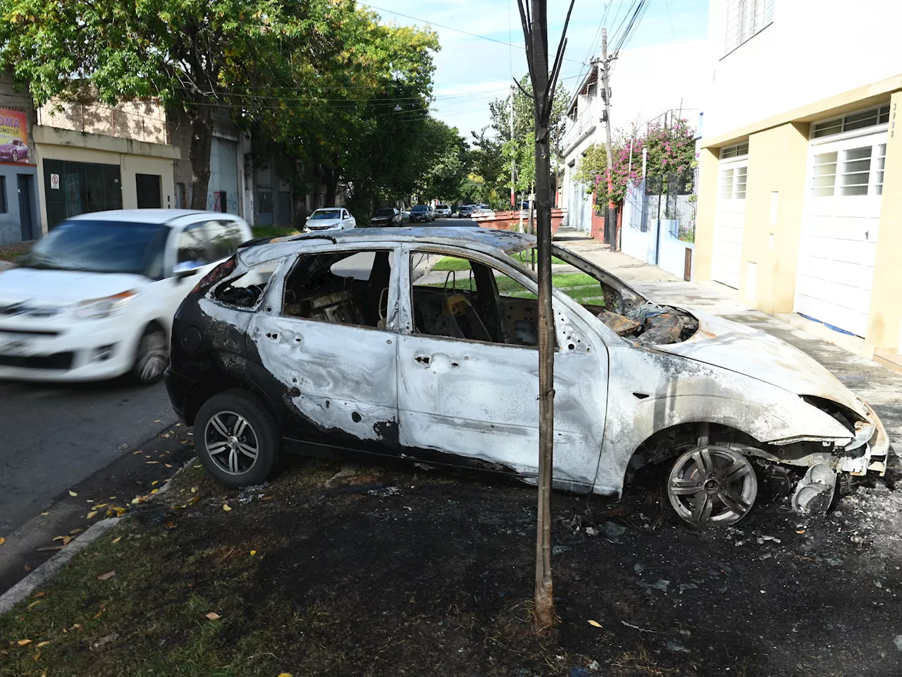 Incendiaron 13 vehículos en Rosario con amenazas contra Patricia Bullrich, el gobernador Maximiliano Pullaro y el ministro de Seguridad provincial