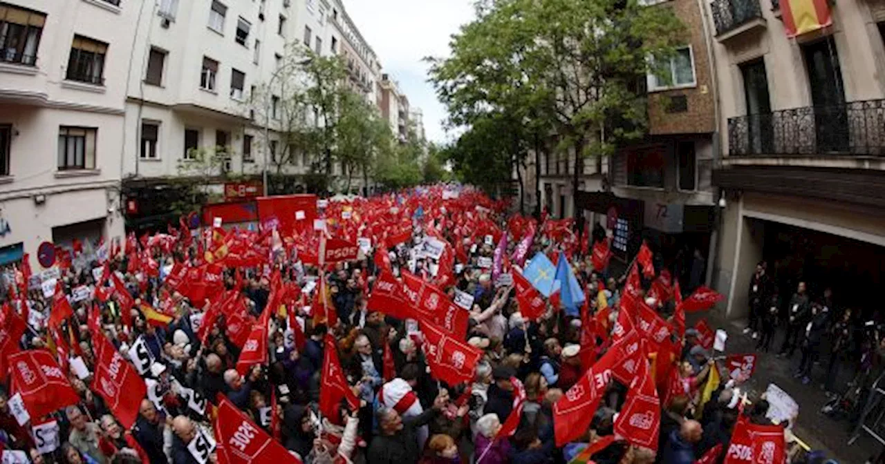 Una multitud de militantes socialistas cantan por Sánchez en la sede del PSOE: 'Pedro, quédate'