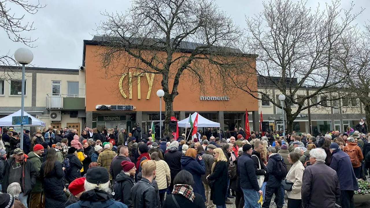 Mycket poliser vid manifestation i Gubbängen