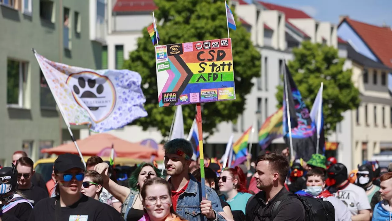 Parade unter Polizeischutz: Hunderte feiern Christopher Street Day in Sachsen-Anhalt