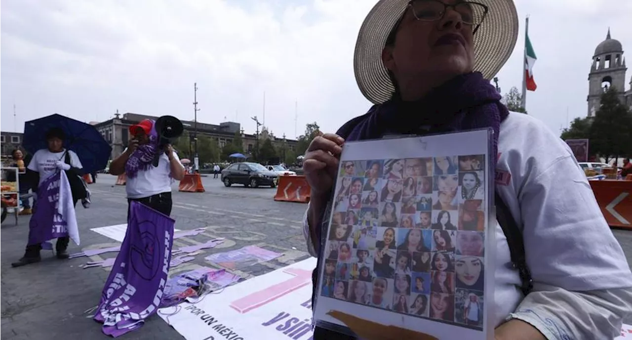 Familiares de víctimas de feminicidios colocan un memorial frente al Palacio de Gobierno en Edomex