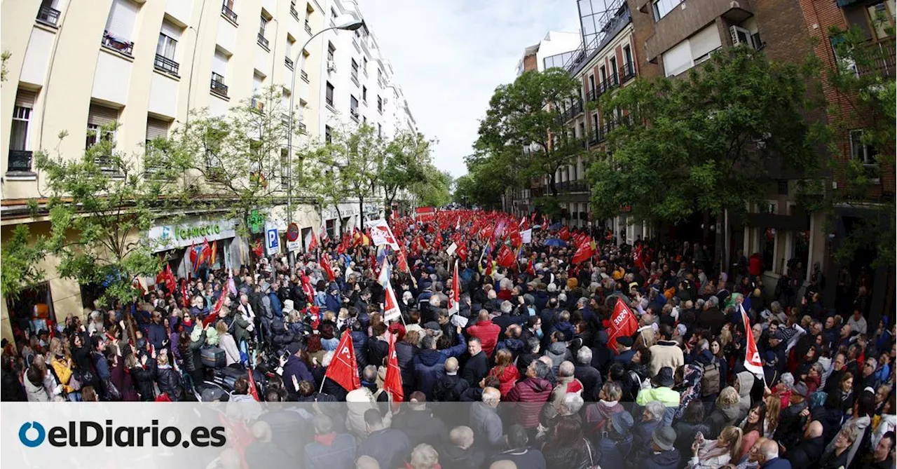 Miles de personas arropan a Pedro Sánchez en Ferraz: “Queremos que siga, pero le apoyaremos en lo que decida”