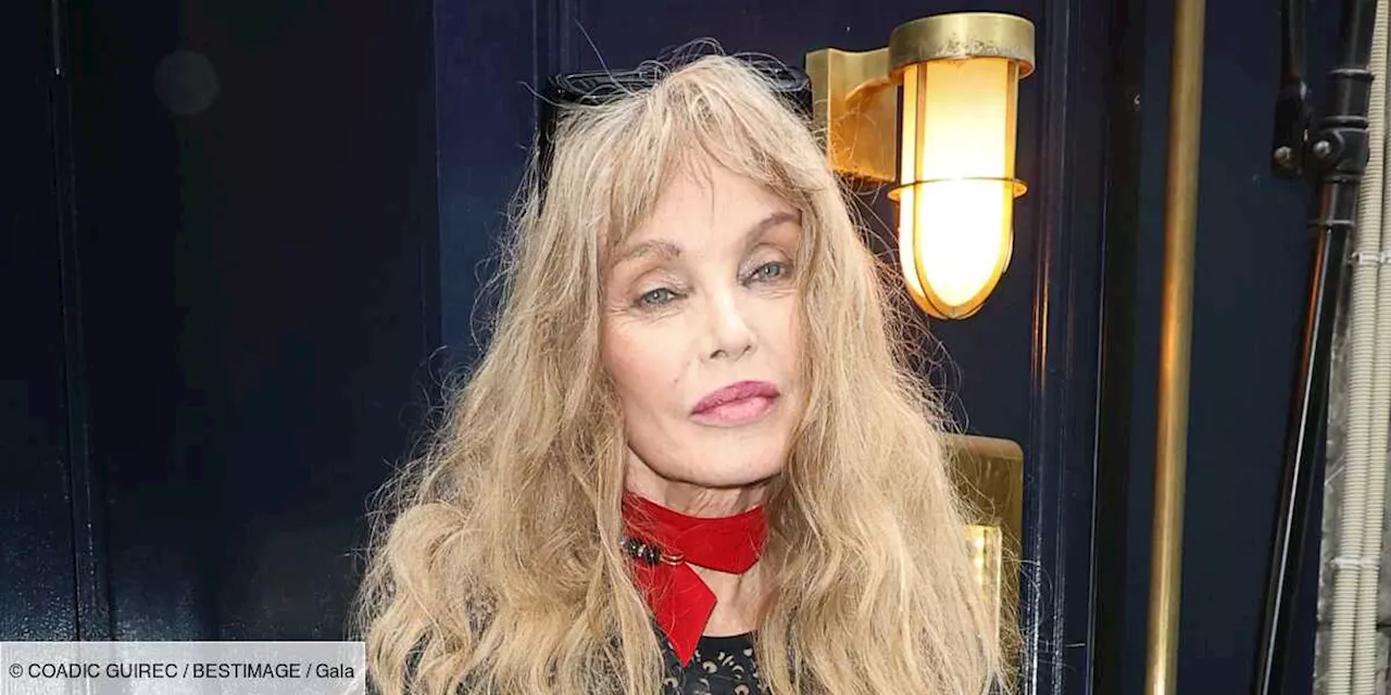 Arielle Dombasle a 71 ans : comment prend-elle soin de ses cheveux longs ?