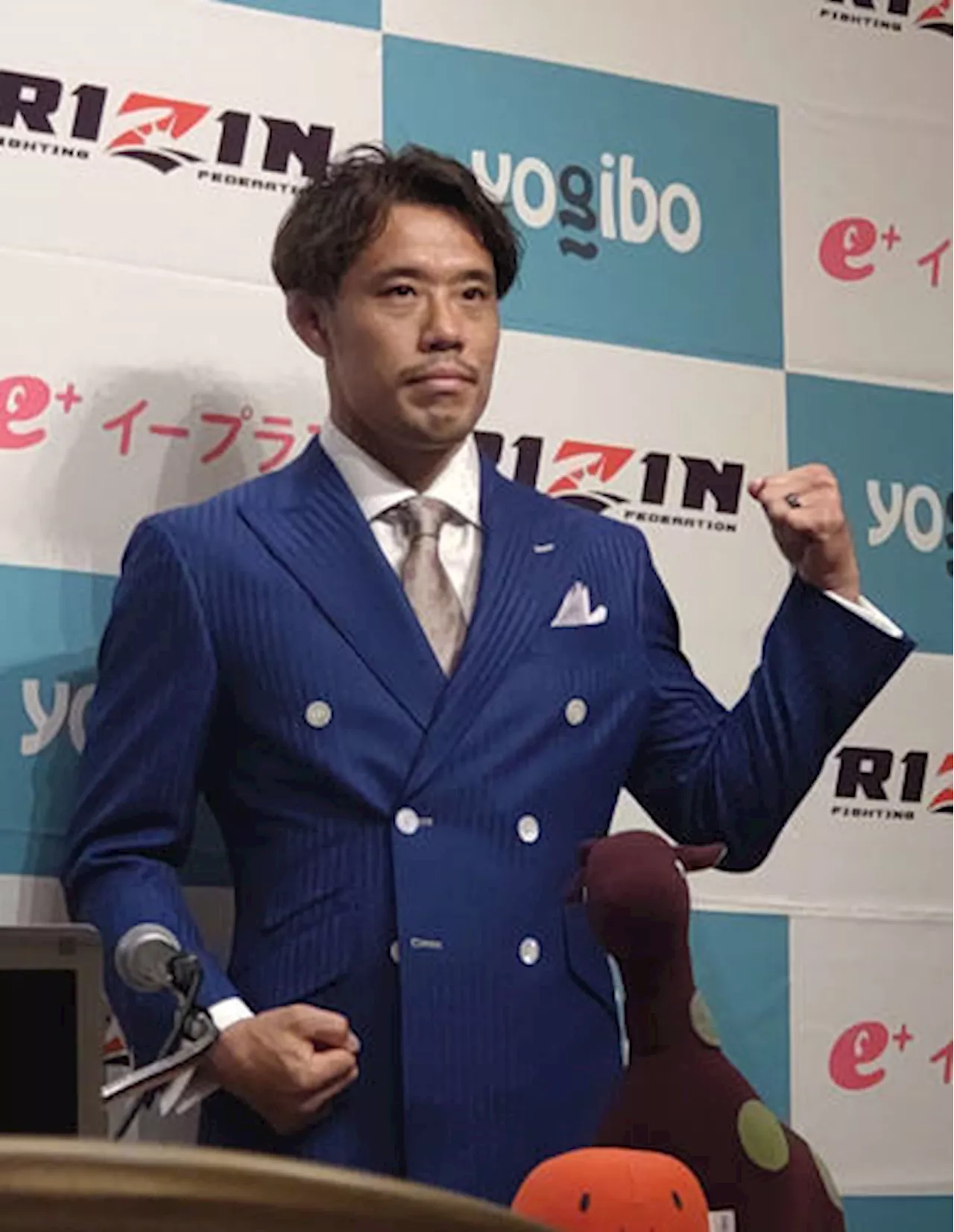 【RIZIN】王者鈴木千裕に挑む金原正徳、戦友小見川道大から贈られたド派手青スーツで登場