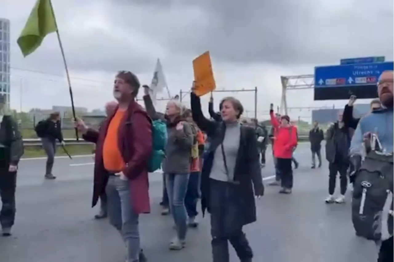 Klimaatactivisten Extinction Rebellion blokkeren snelweg in Amsterdam