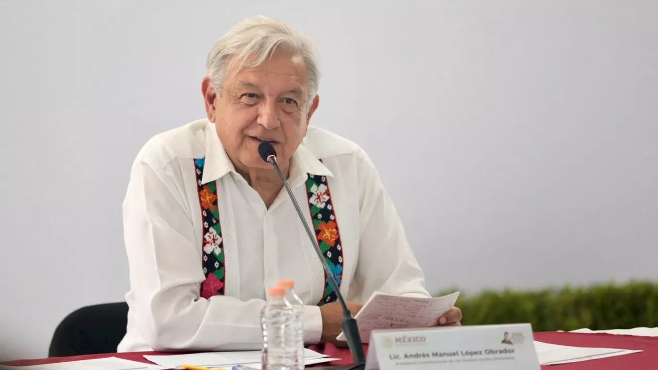 AMLO supervisa entrada de zona libre en Chetumal con Mara Lezama