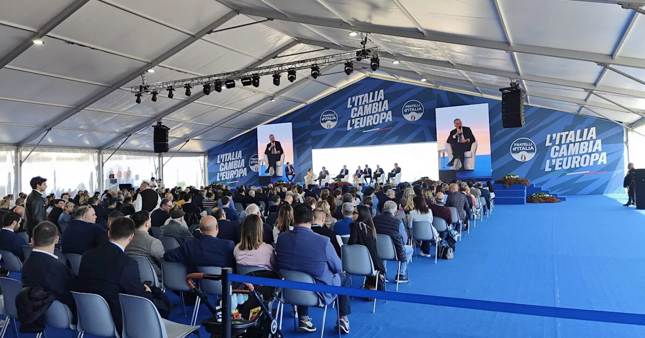 La lunga attesa di Giorgia: scene dalla seconda giornata della convention FdI a Pescara