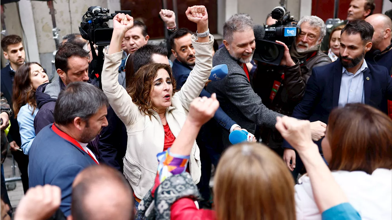 Los dirigentes del PSOE se suman a la manifestación de apoyo a Pedro Sánchez