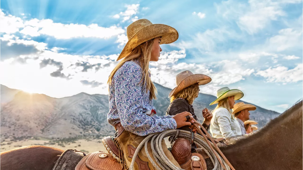 Cowboy Core mania: 5 destinazioni per viaggi a cavallo