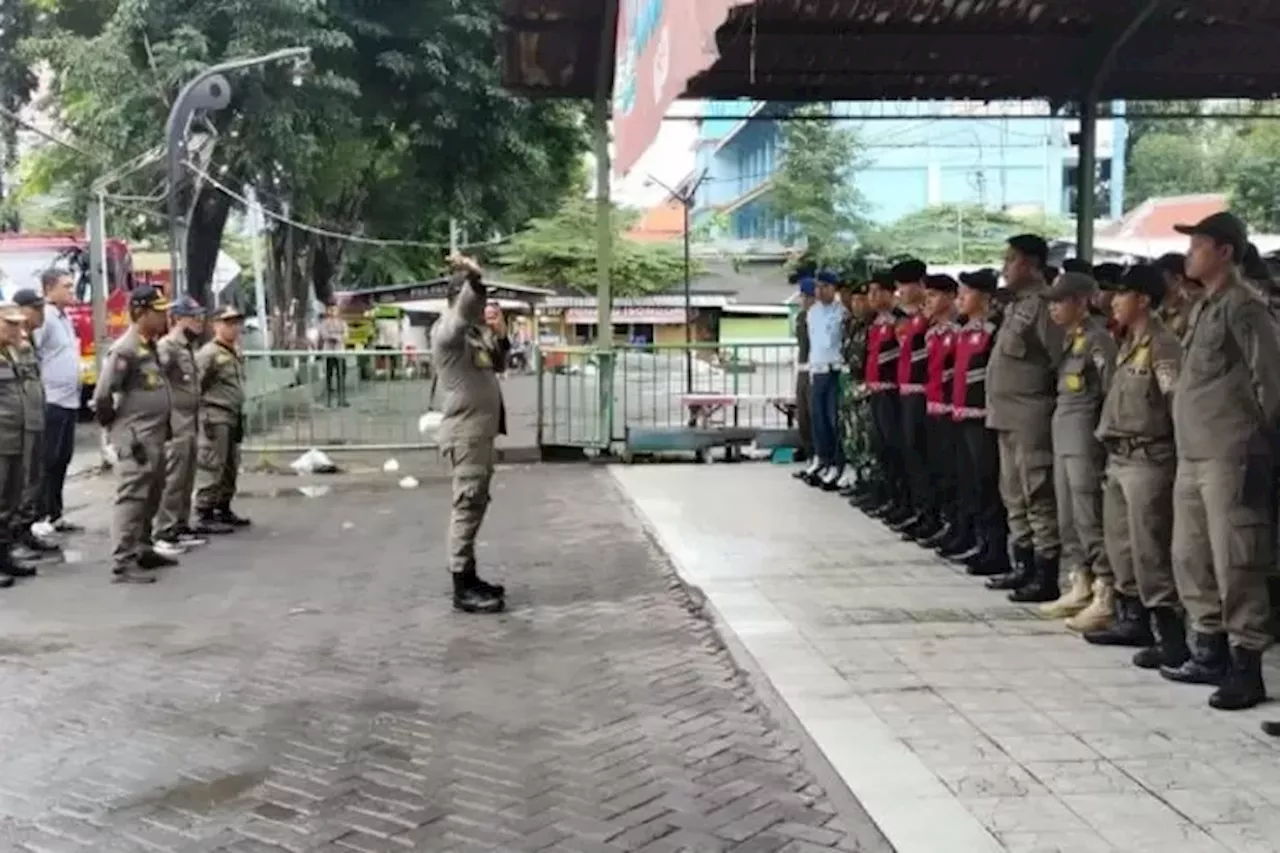 Hambat Lalu Lintas Jalur Alternatif, Satpol PP Surabaya Tertibkan PKL Kertomenanggal