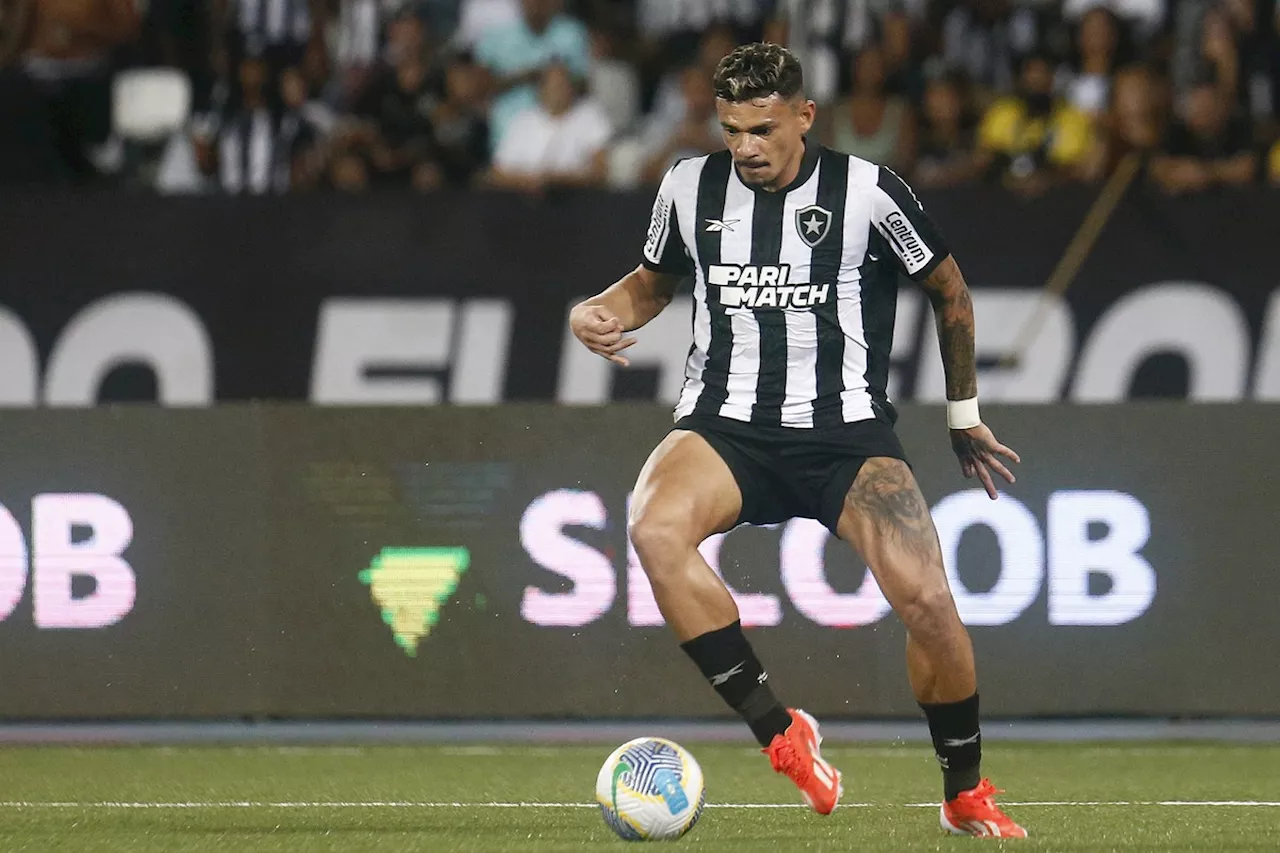 Prazo de recuperação de Tiquinho pode fazer atacante desfalcar Botafogo por até 11 jogos; saiba quais