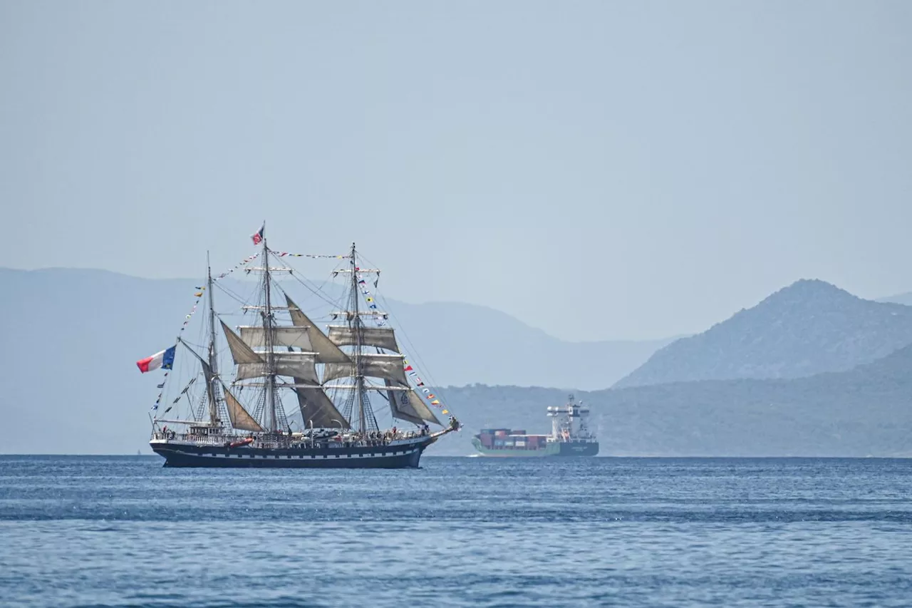 De la Grèce vers la France, le voilier Belem embarque avec la flamme olympique