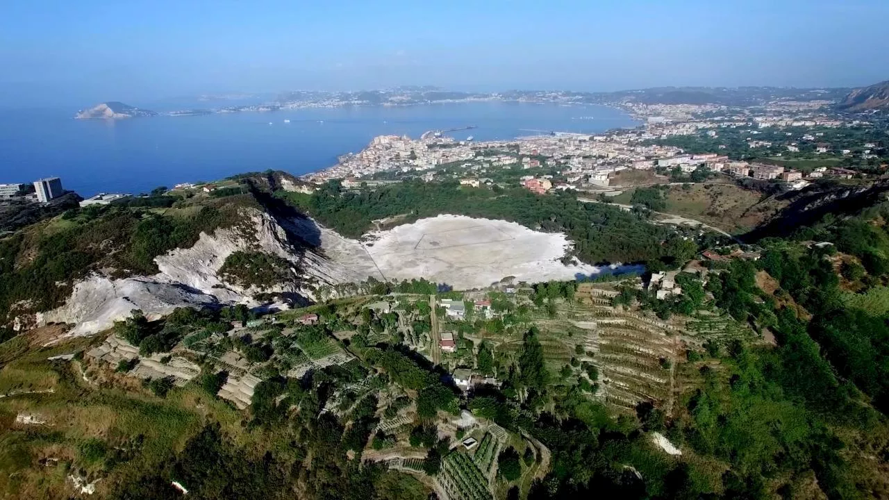 Campi Flegrei, convivere col terremoto: seduti ai piedi del vulcano e senza via di fuga