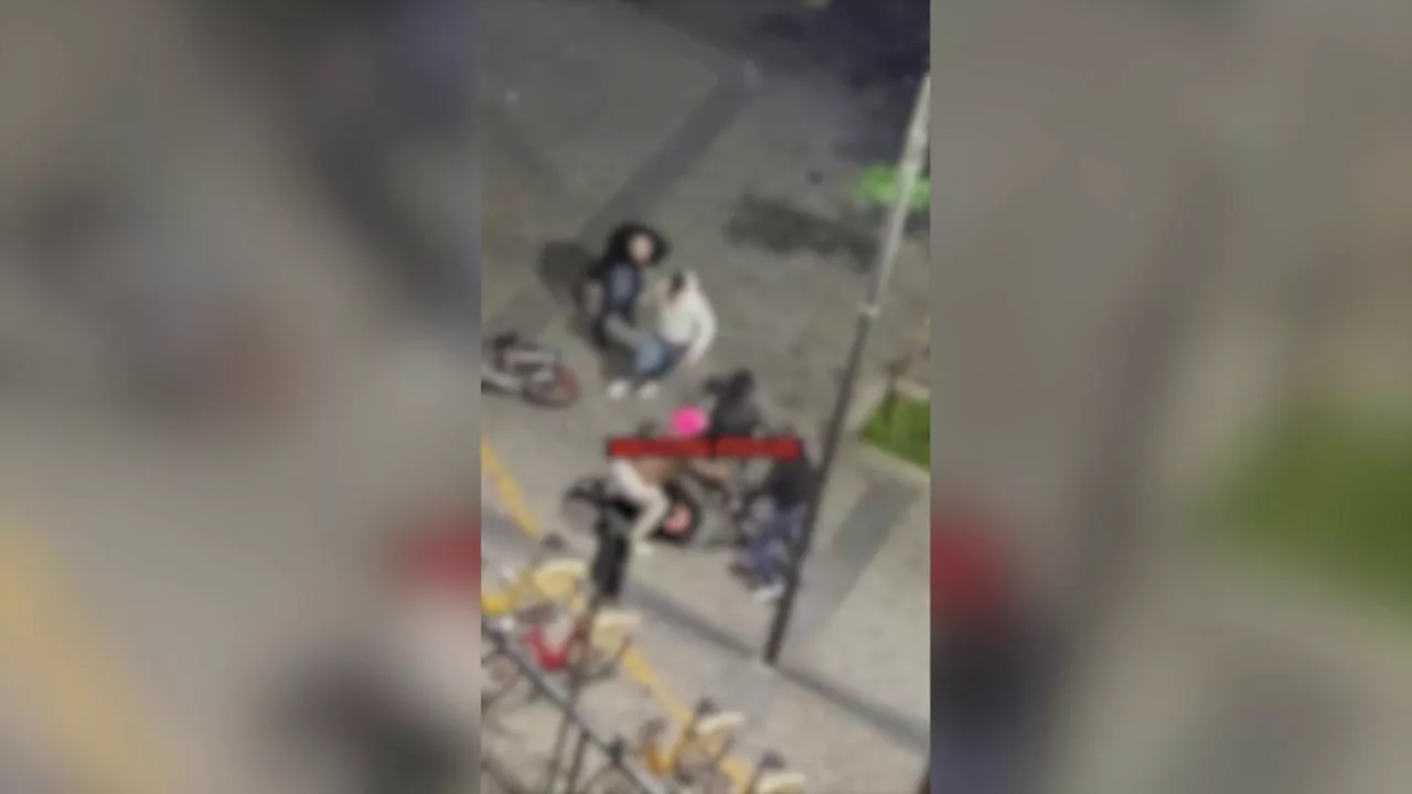 Milano, in 8 massacrano di botte un 19enne per rubargli l'iPhone: il video della violenza