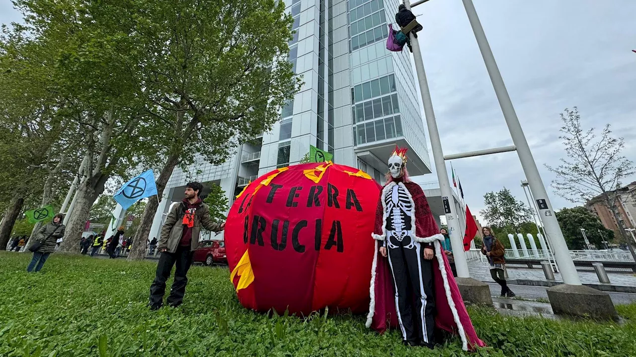 Torino, duecento attivisti di Extinction Rebellion occupano il grattacielo di Intesa Sanpaolo