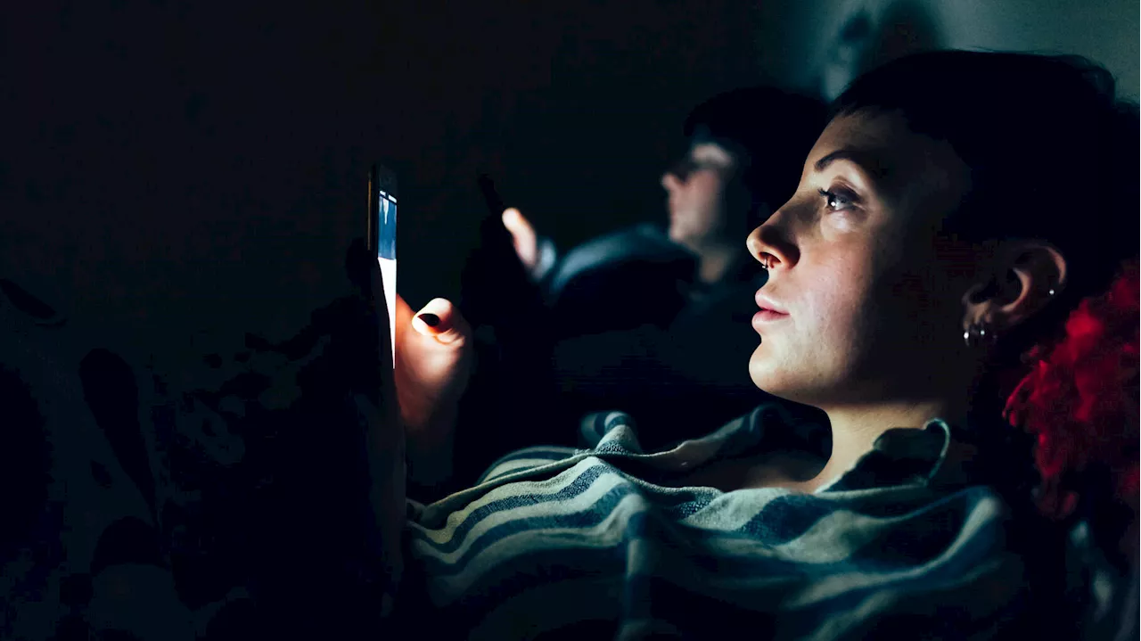 Smartphones : cette habitude avant de dormir peut faire du mal à votre couple