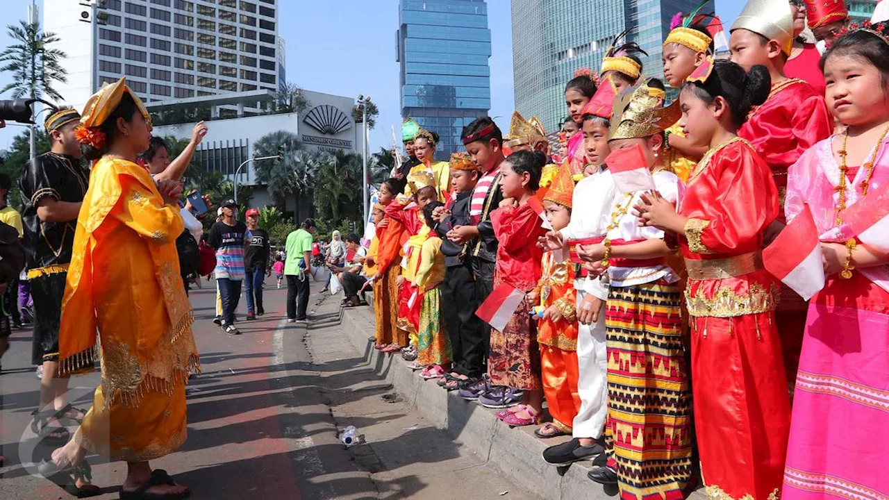 Baju Adat Jadi Seragam Sekolah, Melestarikan Budaya tapi Memberatkan Kantong Orangtua