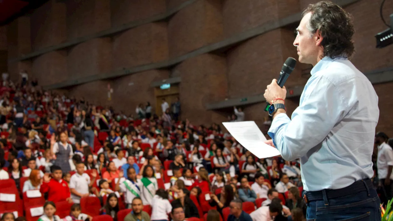 1.300 estudiantes de Medellín se posesionaron como personeros y contralores en el Gobierno Escolar