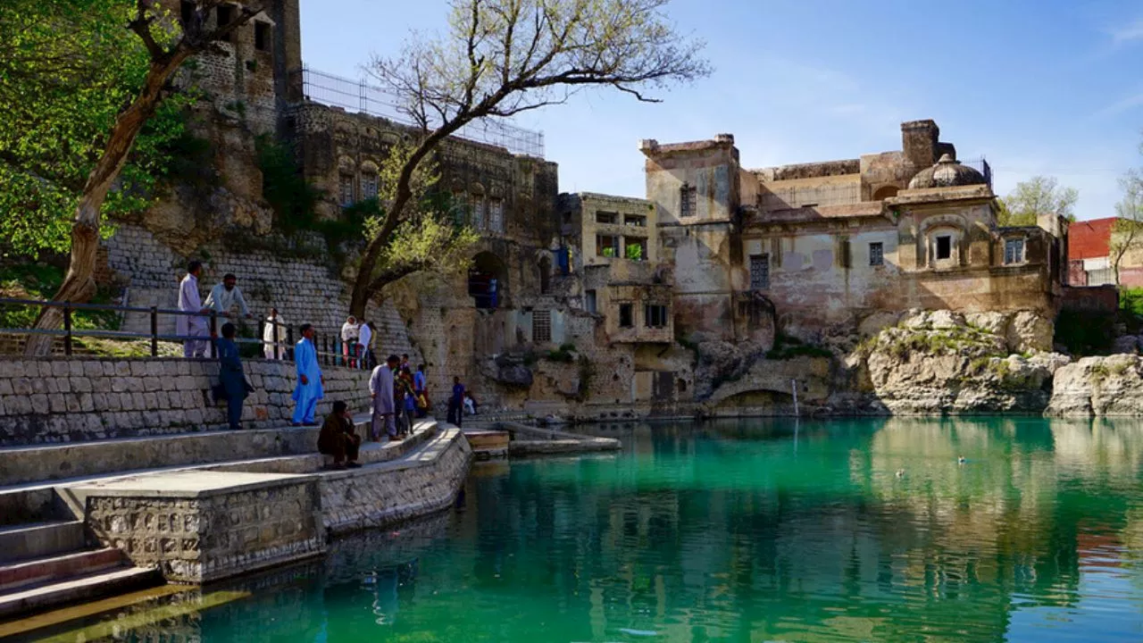 पाकिस्तान के पांच प्रसिद्ध हिंदू मंदिर...नहीं जानते होंगे आप