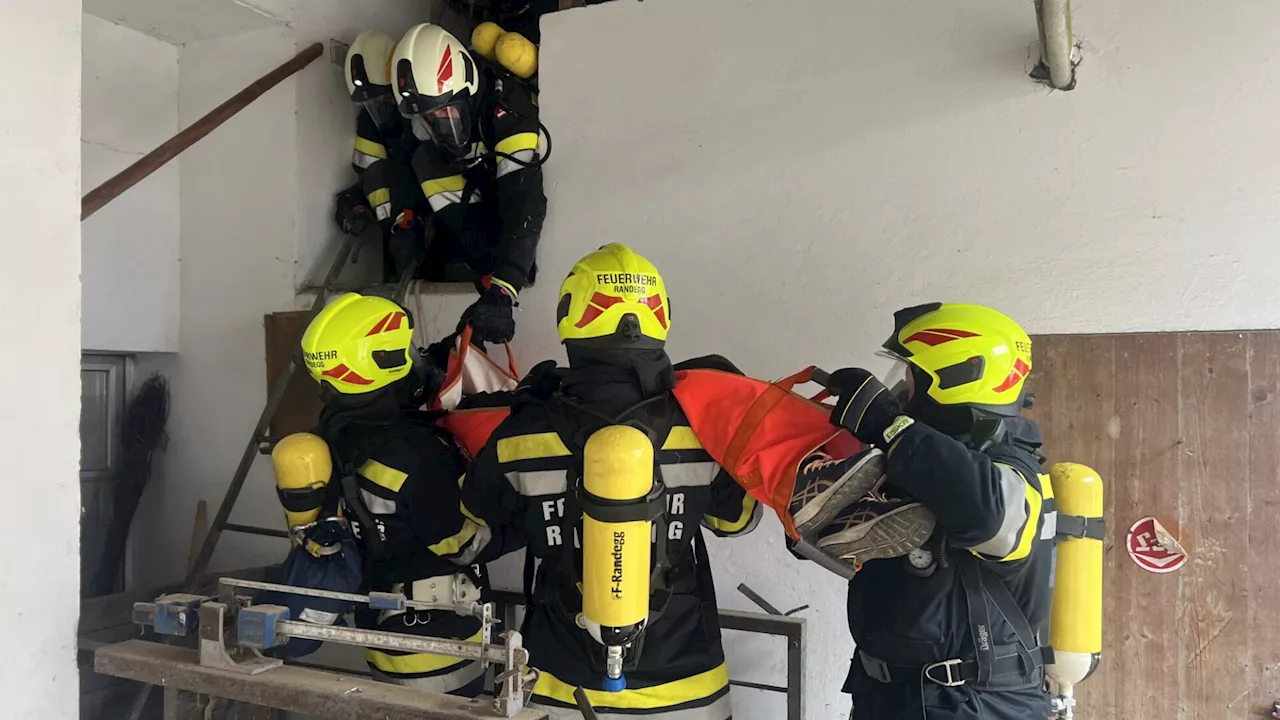 Phyrafeld: Florianis probten Brand im Bauernhaus