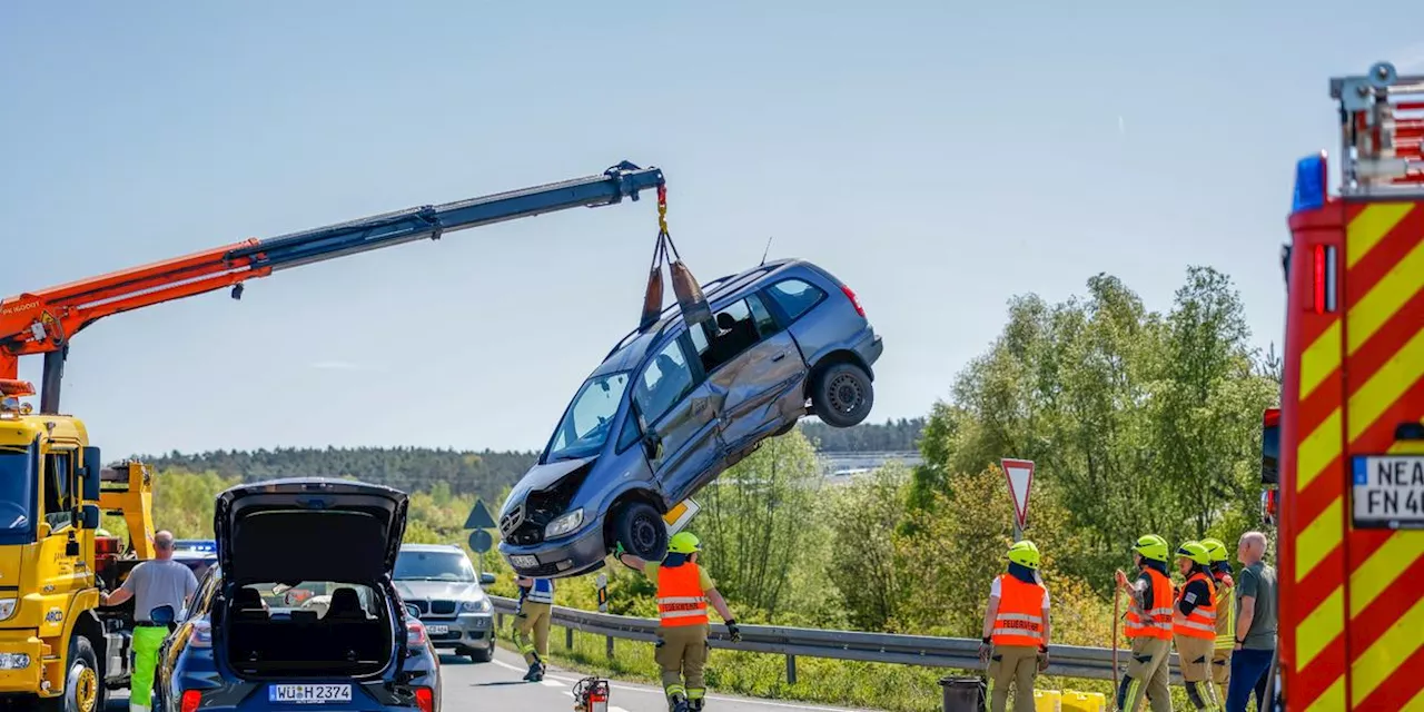 Bundesstraße 8 bei Neustadt: Feuerwehrauto wird in Unfall verwickelt