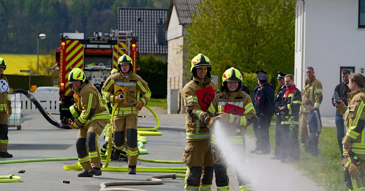 385 Feuerwehrleute aus dem Kreis Paderborn beim Leistungsnachweis