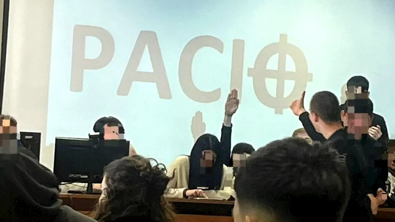 Croce celtica proiettata in aula e saluto romano durante il collettivo al liceo Archimede