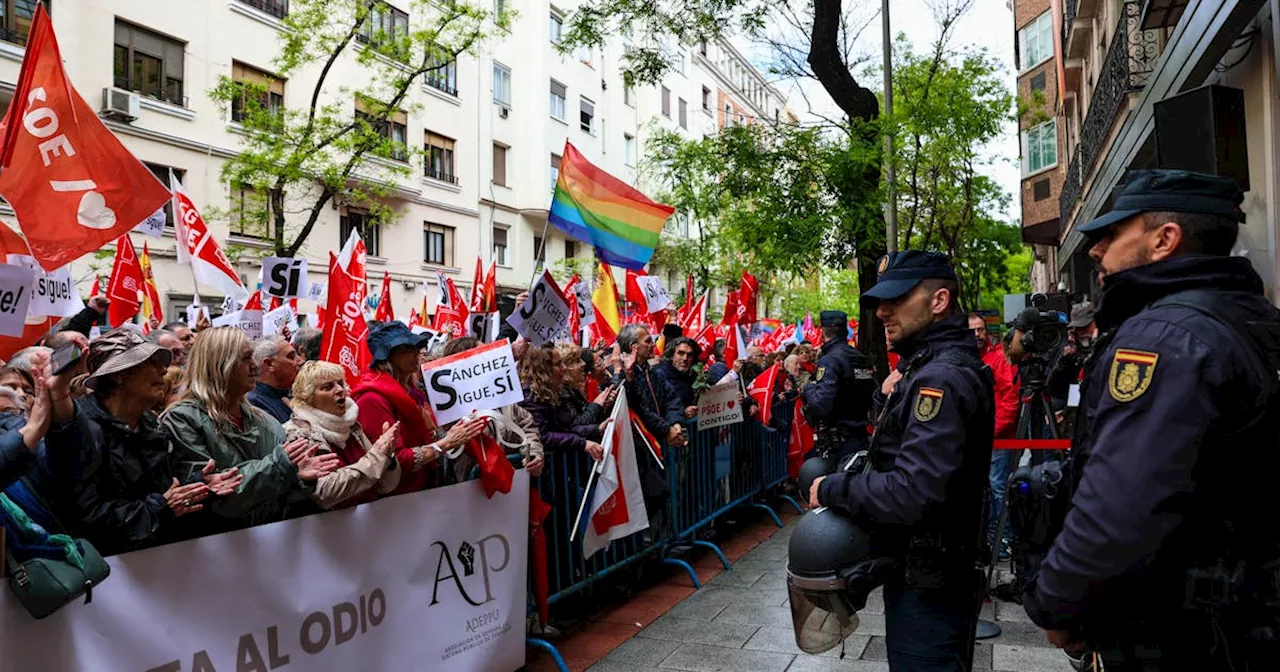 Socialist supporters call on Spanish prime minister to stay