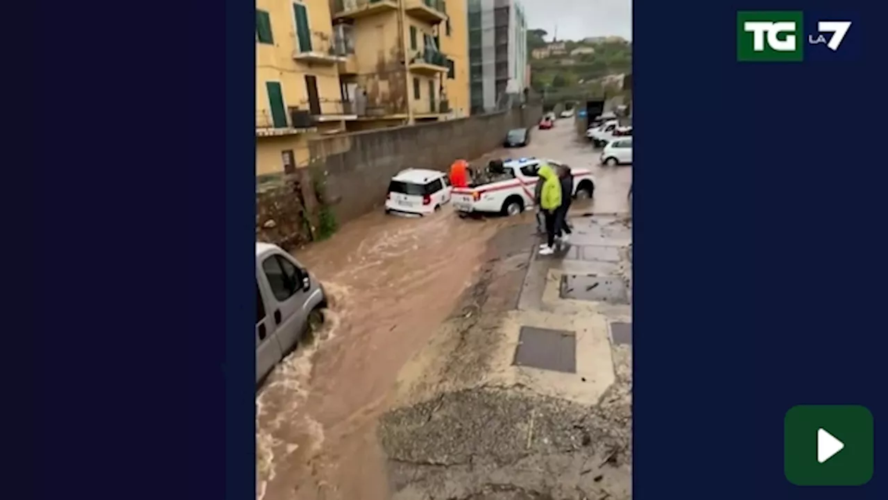 Maltempo: allagamenti all'Elba, auto trascinate dall'acqua a Rio Marina