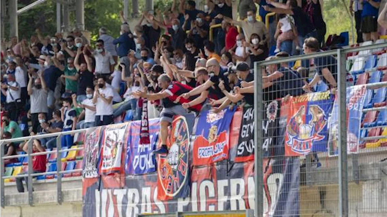 Il Picerno in campo con una maglia celebrativa per la promozione in B della Juve Stabia