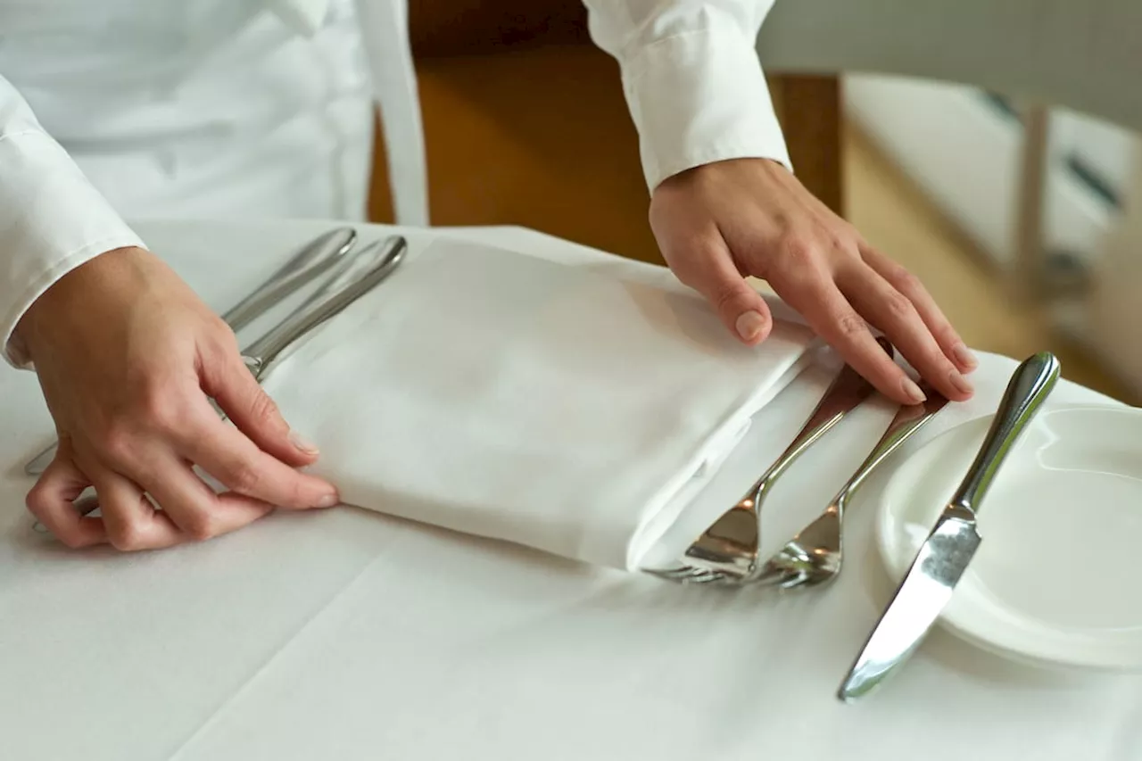 Modales: comportamientos en la mesa y qué no hacer en este espacio al comer, según experta