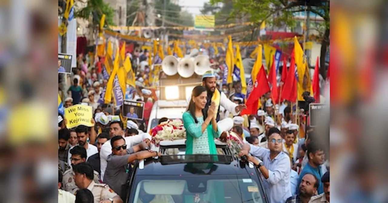 Sunita Kejriwal Road Show: मिस यू केजरीवाल अंकल की तख्ती और भारी भीड़, सुनीता केजरीवाल के रोड शो ने क्या दिखा दिया दिल्ली का मूड?