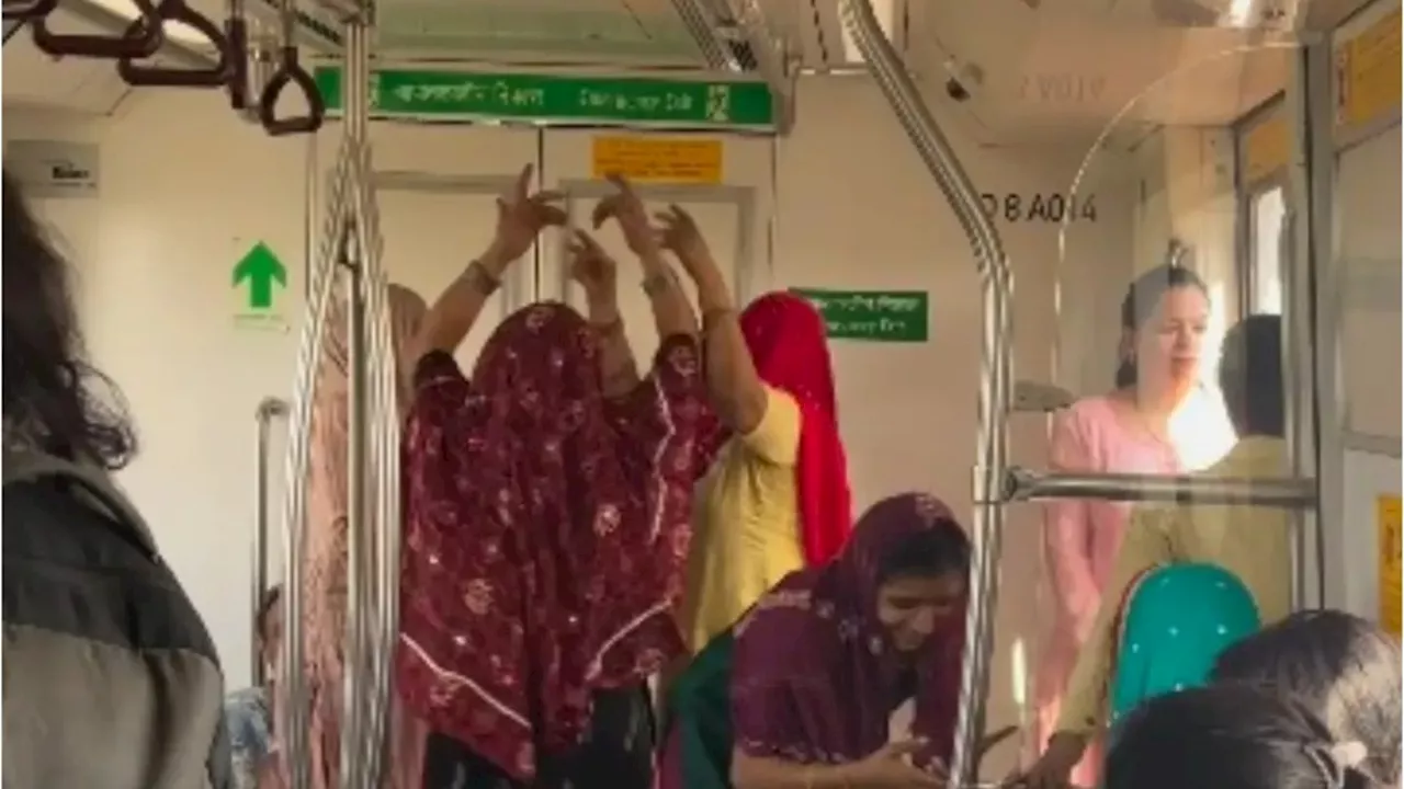 घूंघट किया और नाचने लगी महिलाएं, Delhi Metro मेट्रो में जमकर गाए गाने- VIDEO वायरल