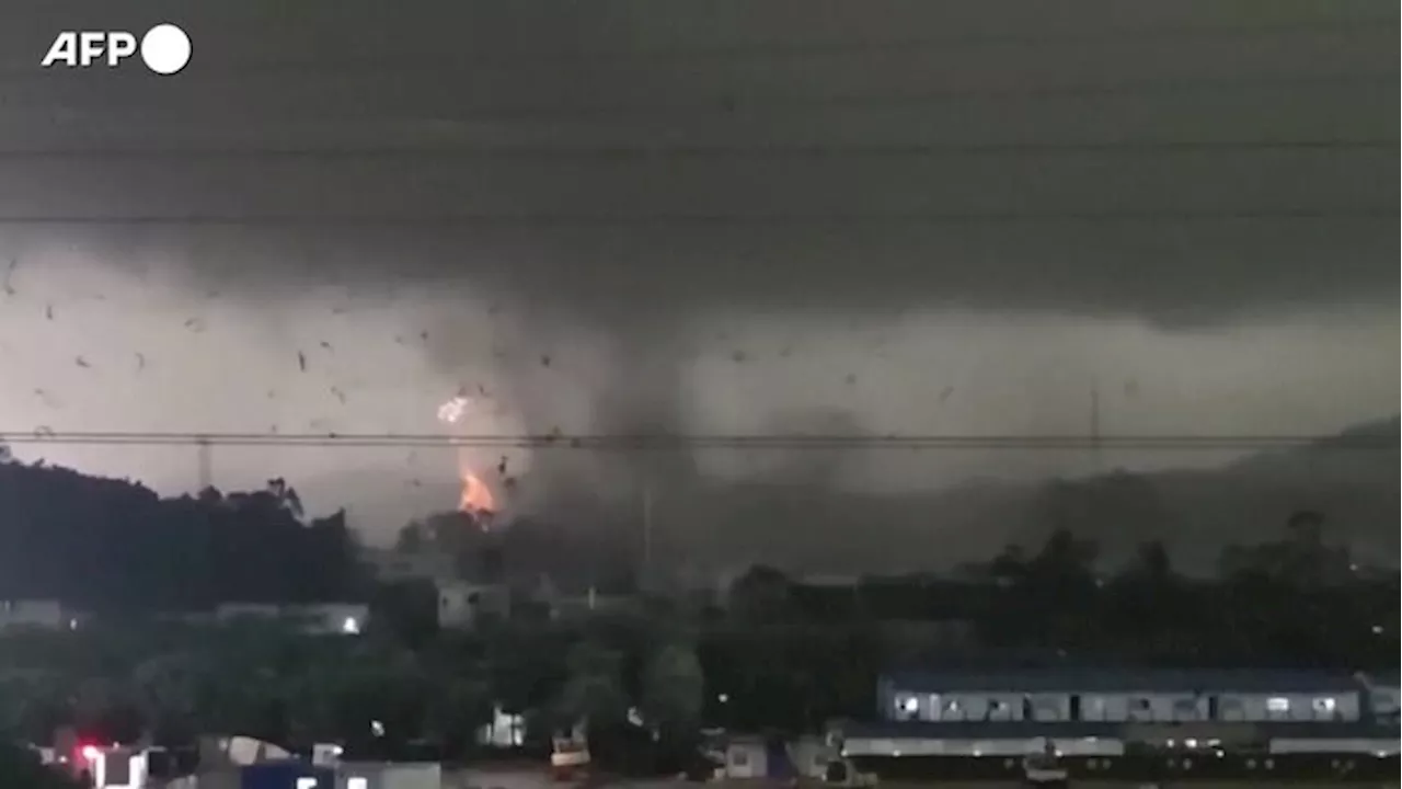 Cielo nero e lampi di luce, un tornado si abbatte su Guangzhou