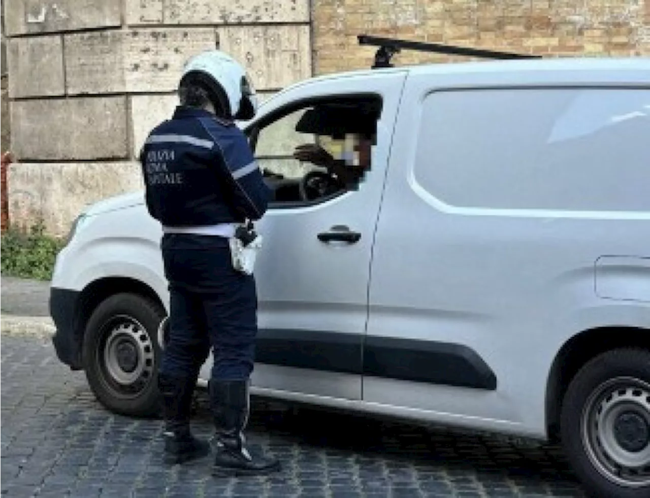 Furbetti della Ztl a Roma: contromano o con la targa coperta per entrare in centro