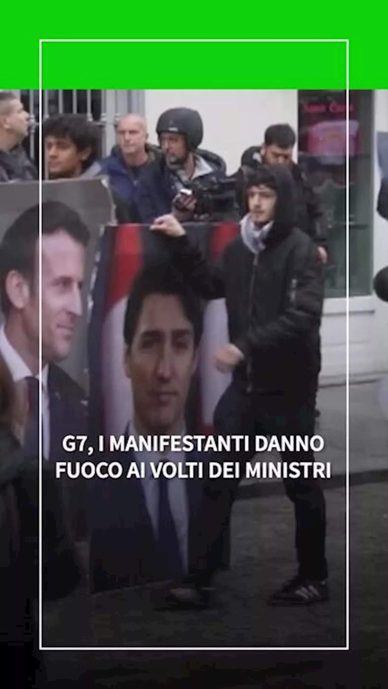 I manifestanti a Venaria Reale danno fuoco alle foto dei ministri del G7