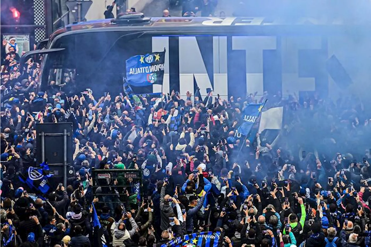 La festa dell'Inter: squadra a San Siro tra cori e fumogeni