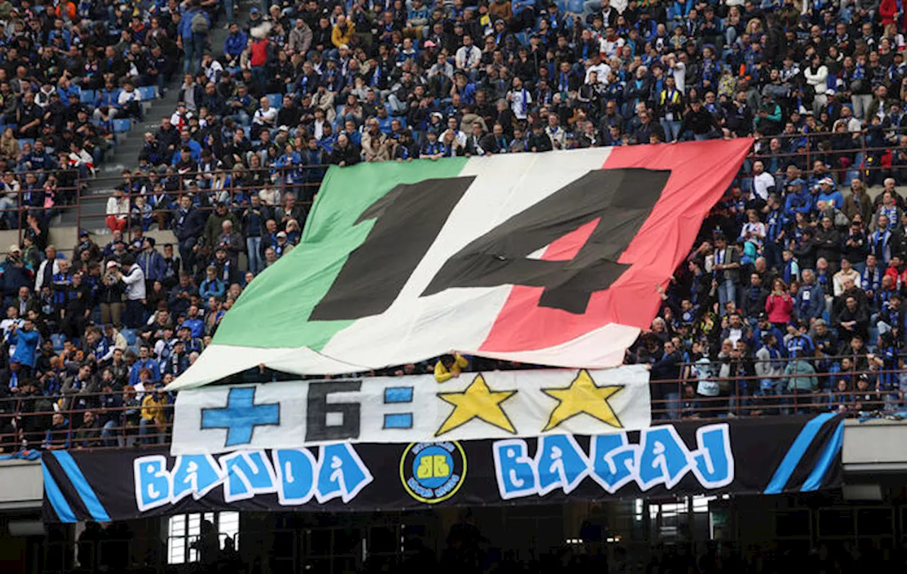 La festa scudetto dell'Inter: squadra a San Siro tra cori e fumogeni