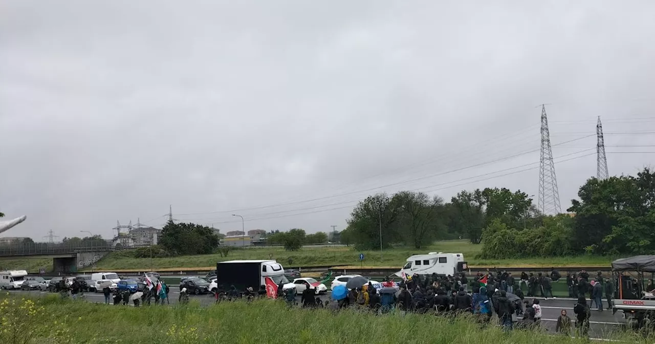 Corteo di protesta a Torino contro il G7, bloccata la tangenziale per alcuni minuti