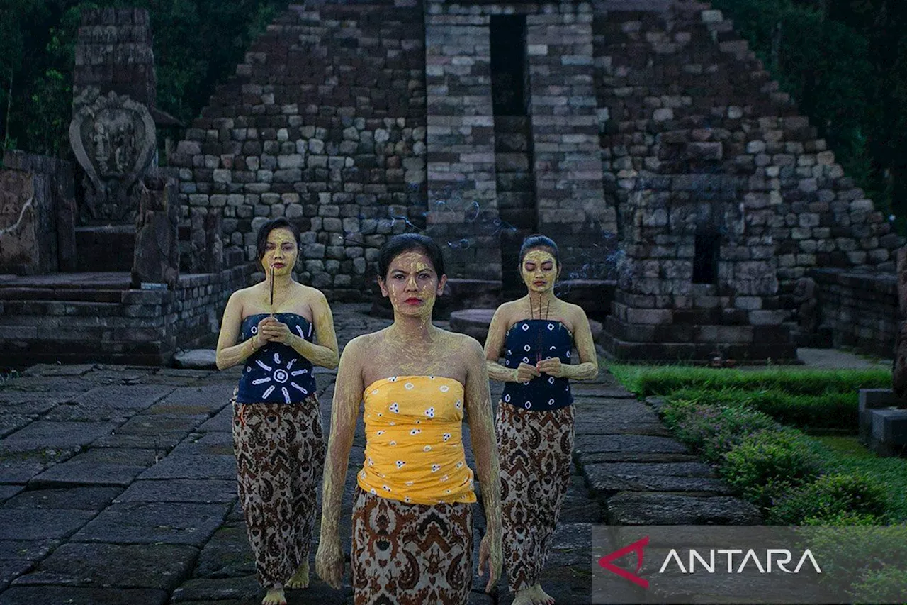 Hari Tari Sedunia diperingati dengan gerak dan tari yang terinspirasi dari relief Candi Sukuh