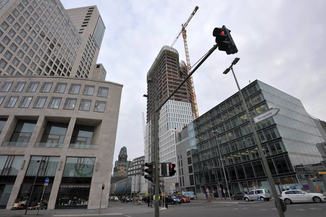 Fußgängerin in Berlin-Charlottenburg angefahren – Auto fährt einfach weiter