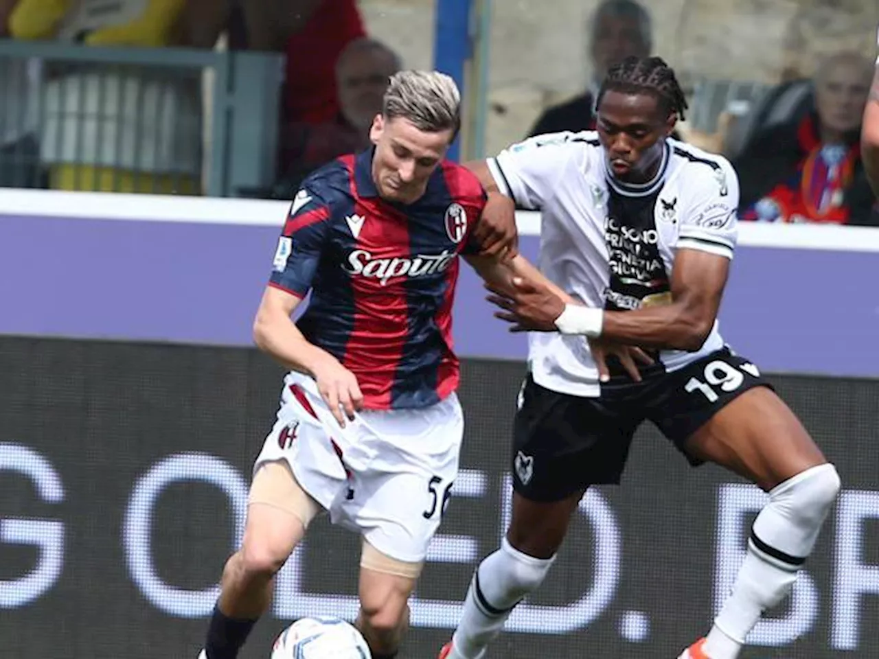 Saelemaekers salva il Bologna contro l’Udinese: 1-1 con i rossoblù in 10 uomini