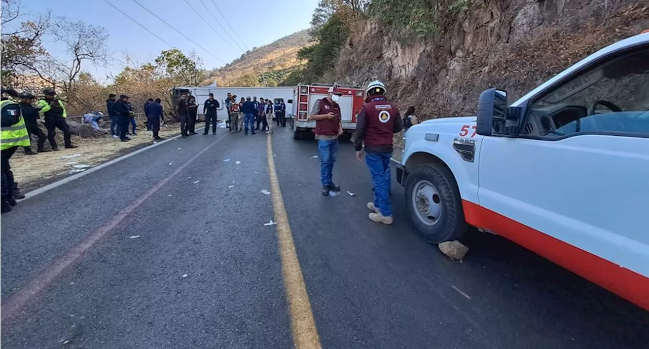 Volcadura de autobús en carretera Capulín-Chalma deja 14 muertos y 31 lesionados en Edomex