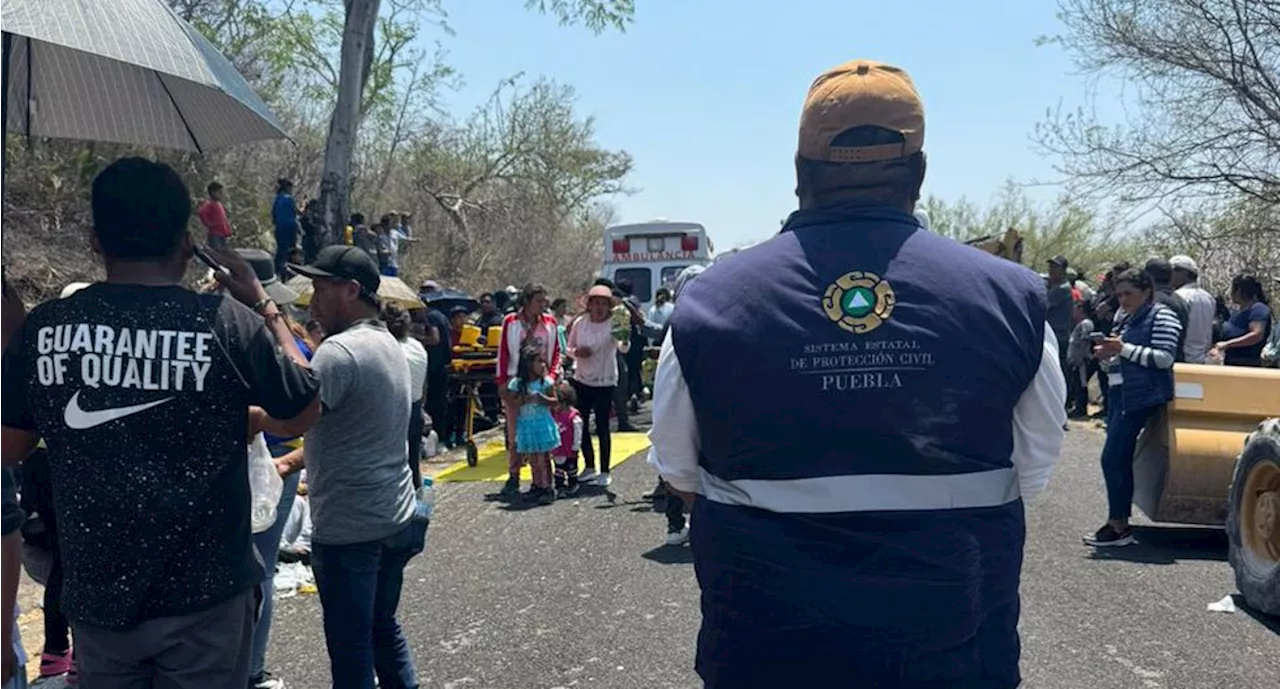 Vuelca autobús de peregrinos en Puebla; reportan 3 muertos y 10 heridos