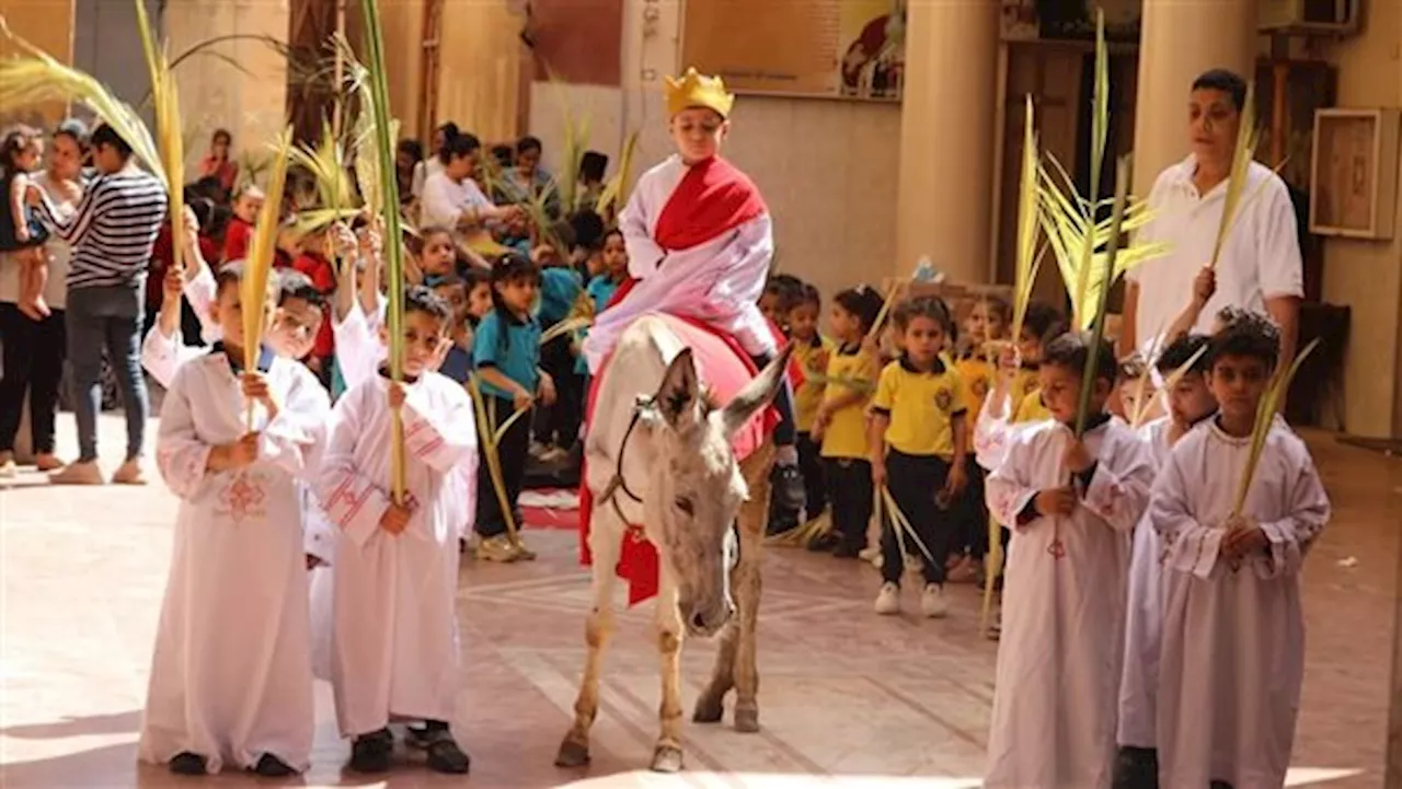 آلاف الأقباط يحتفلون بأحد الشعانين في أسيوط ..صور