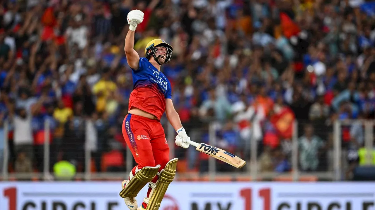 ‘Unbelievable’: England star smacks absurd century as Maxwell returns