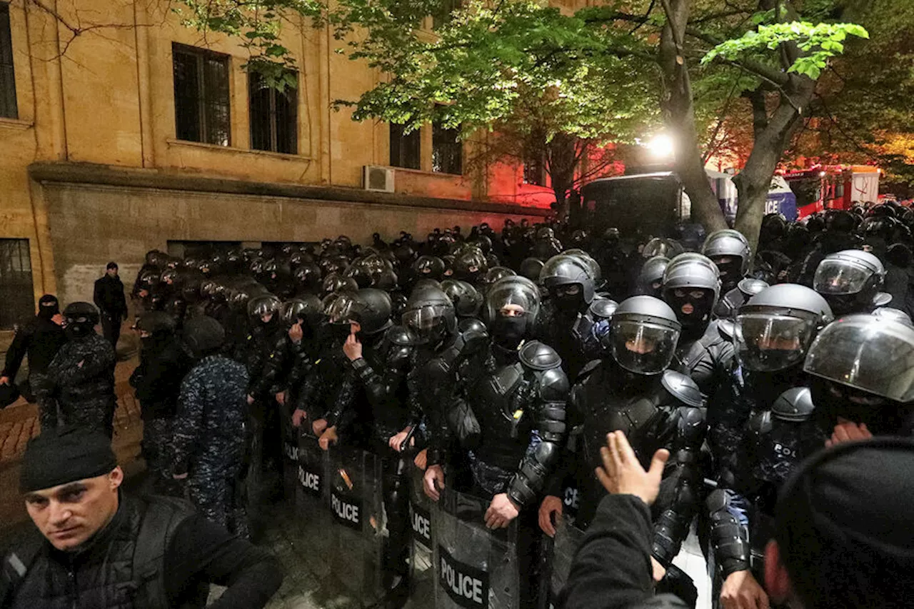 Полицейские у здания парламента в Тбилиси применили против митингующих перцовый газ