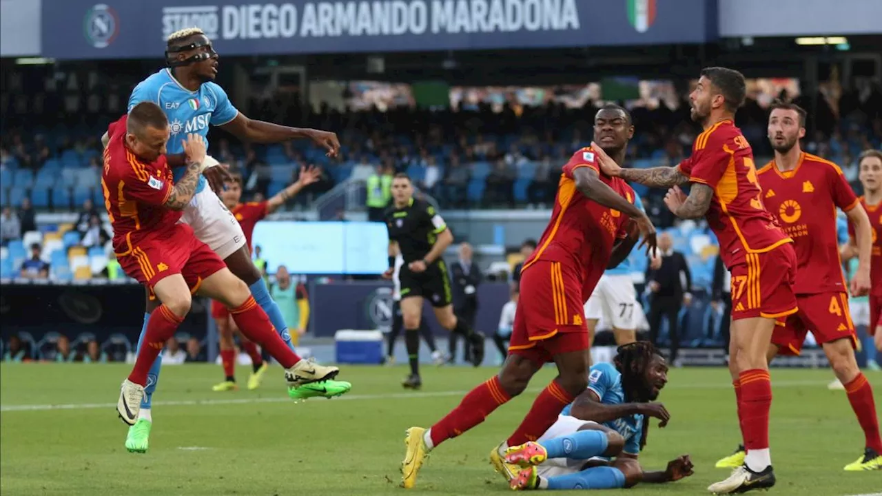 Quattro gol, tanta Var e un punto a testa: il Napoli rallenta la corsa Champions della Roma