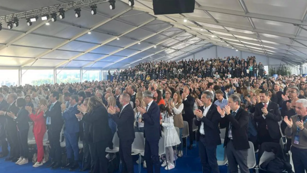 Standing ovation: FdI omaggia Enrico Berlinguer alla conferenza programmatica