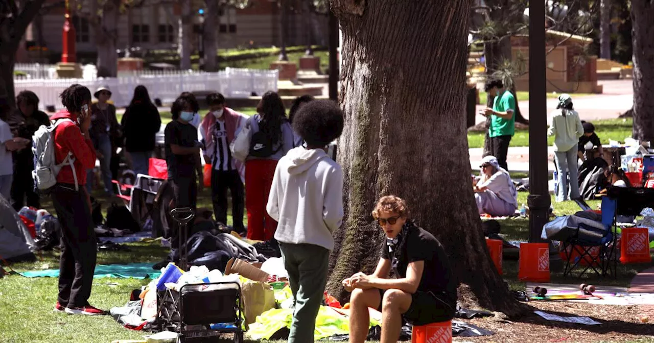 USC protests remain peaceful Saturday night after campus is closed, LAPD calls off tactical alert